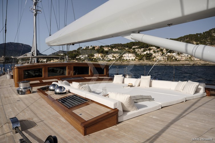 Apsara yacht exterior 11