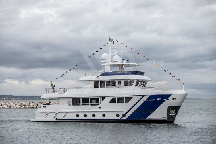 Empire yacht exterior 3