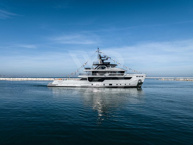 Lt. Pete Maverick Mitchell yacht exterior 28