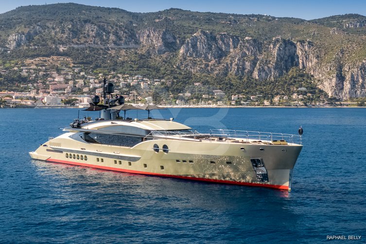 DB9 yacht exterior 14