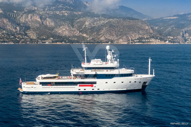 Tribu yacht exterior 2