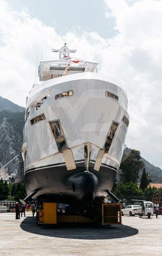 Phnx yacht exterior 9