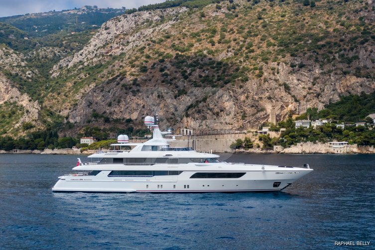 Cocktails yacht exterior 13