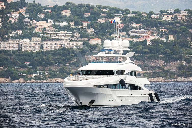 R Juniors yacht exterior 3