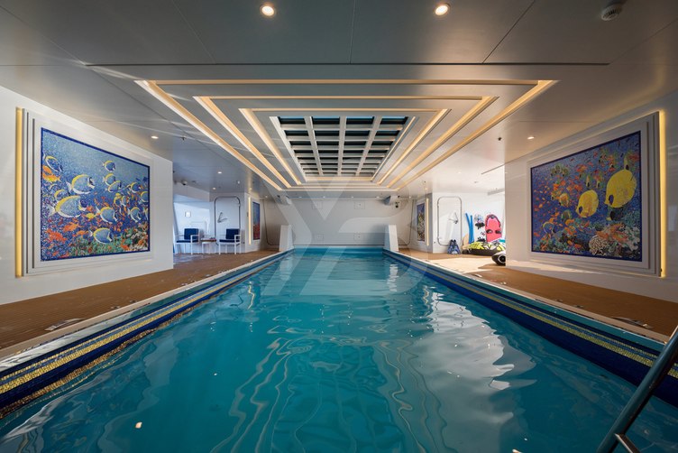 Queen Miri yacht interior 13