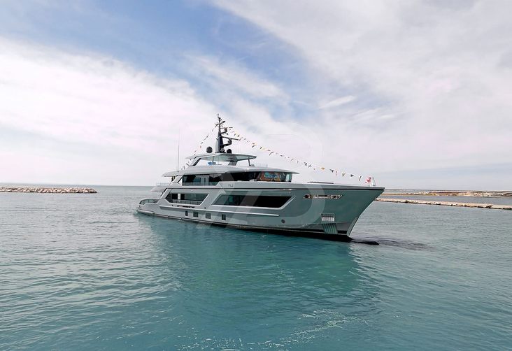 RJ yacht exterior 15