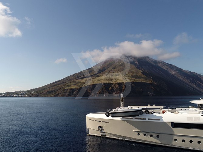 Endeavour 2 yacht exterior 16