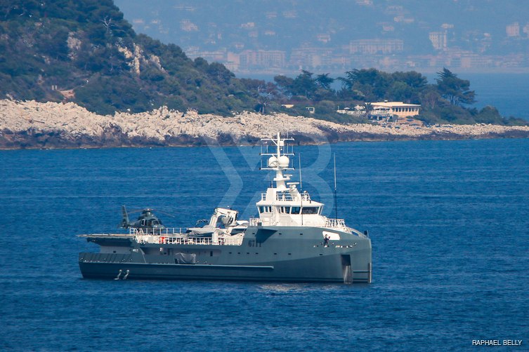 Kalm yacht exterior 2