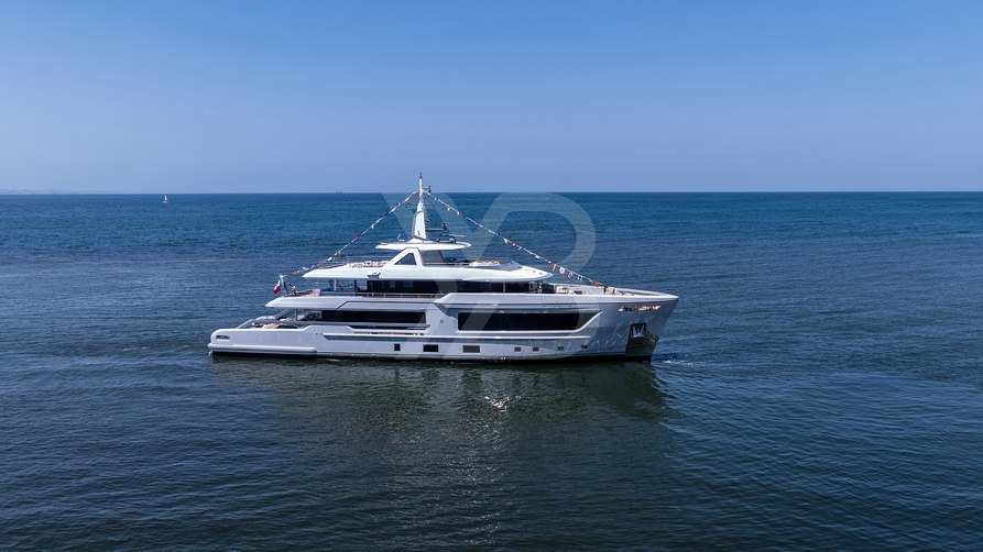 Babbo yacht exterior 2