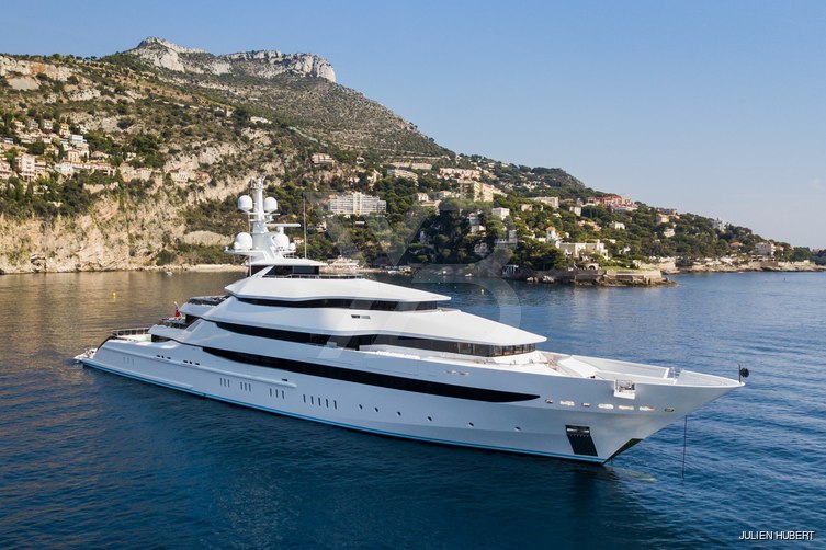 Amore Vero yacht exterior 4