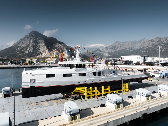 Emotional yacht exterior 3