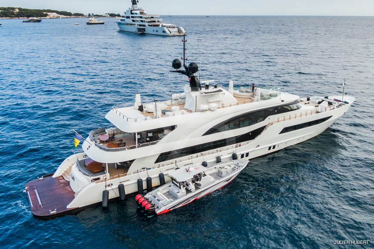 Hallo yacht exterior 4