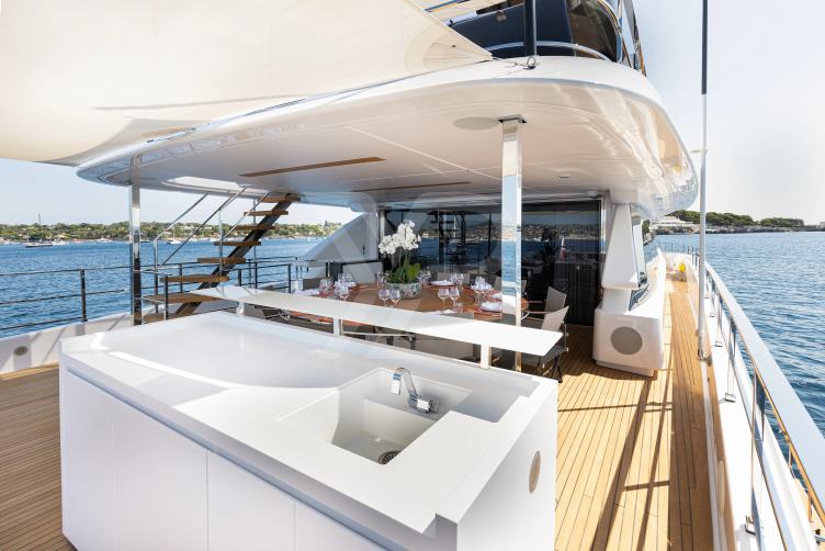 Haiami yacht exterior 4