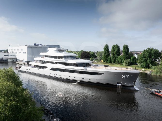 Valor yacht exterior 2
