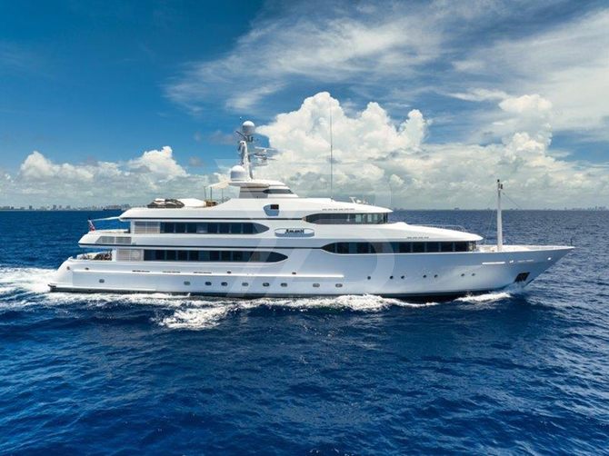 Amanti yacht exterior 3