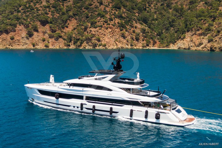 La Vie yacht exterior 9