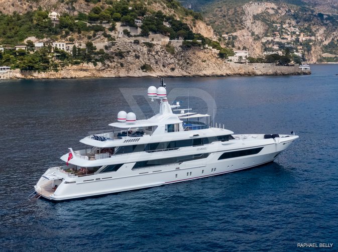 Cocktails yacht exterior 8