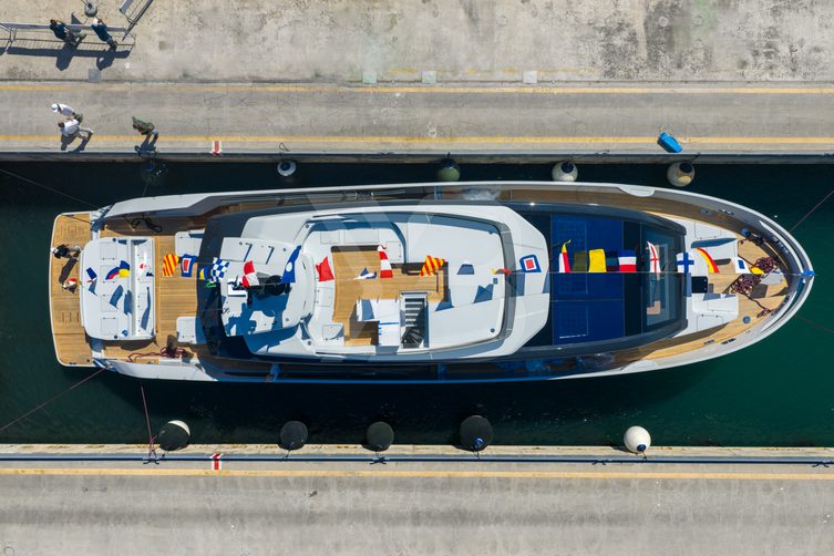 Iva yacht exterior 4