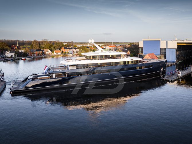 Les Cinq yacht exterior 14