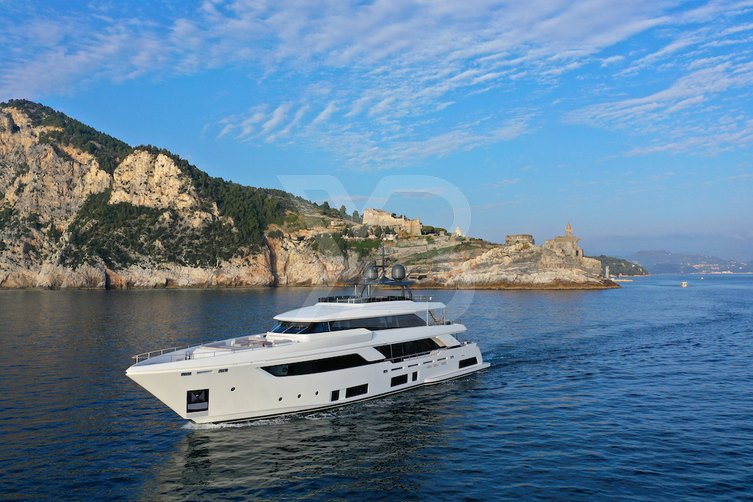 Kiki V yacht exterior 6