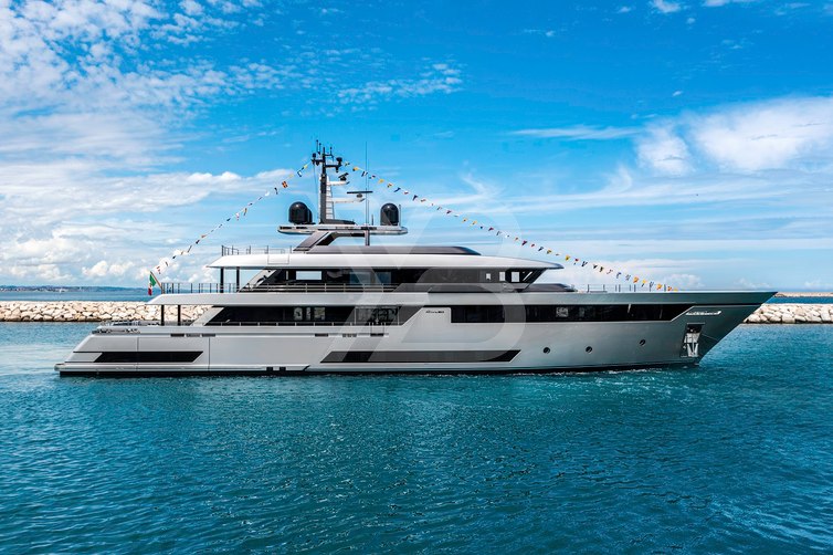 Fora yacht exterior 2