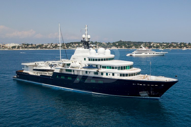 Le Grand Bleu yacht exterior 9