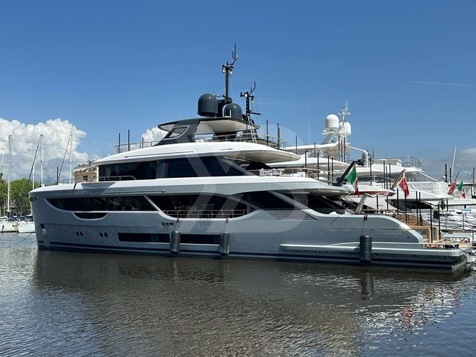 Y yacht exterior 3