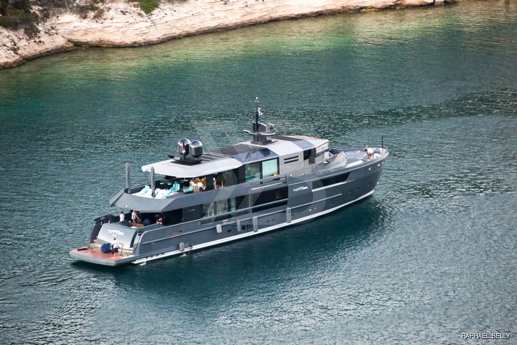 Toy yacht exterior 8