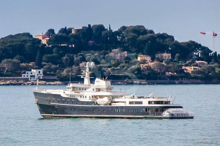 Legend yacht exterior 5