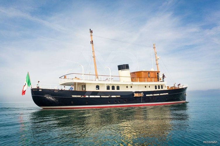 Taransay yacht exterior 5