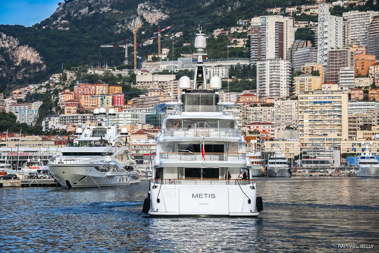 Artisan yacht exterior 191