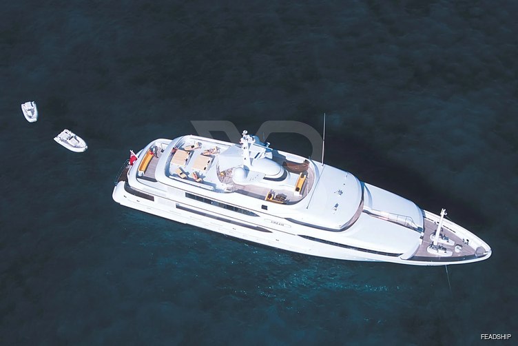 Amanti yacht exterior 3