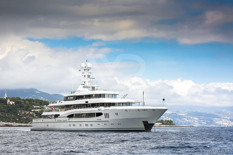 Global yacht exterior 19