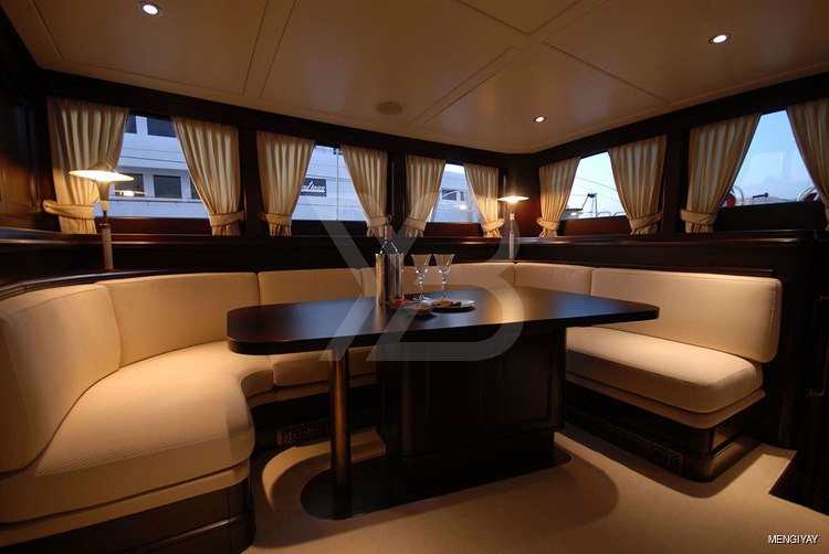 Gweilo yacht interior 7