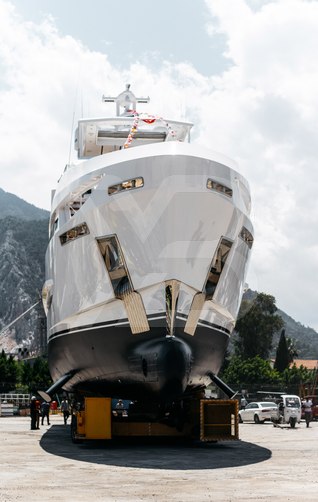 Familia yacht exterior 9