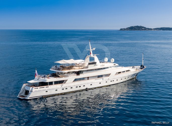 Darnice III yacht exterior 10