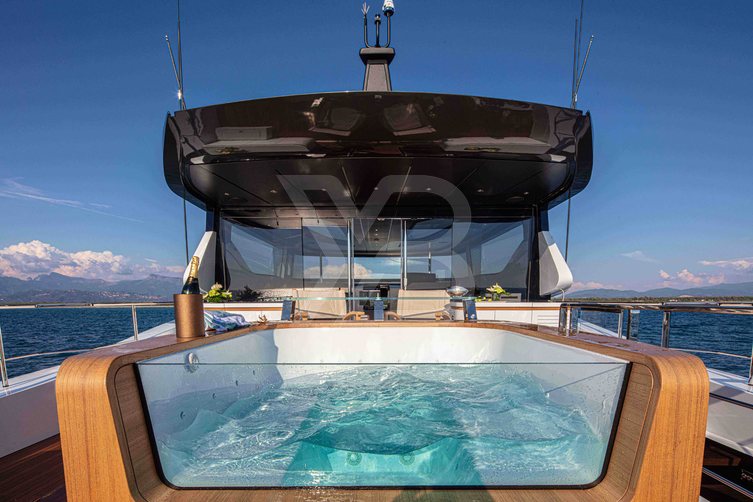 Yesenia yacht exterior 32