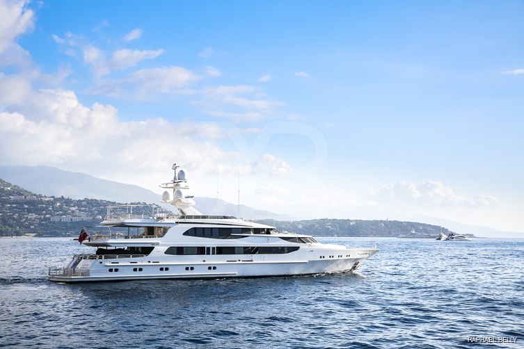 Lazy Z yacht exterior 5