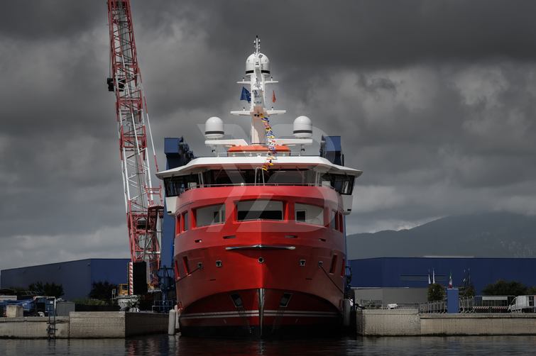 Akula yacht exterior 4