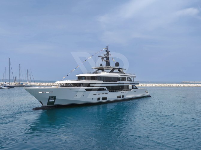 Asante yacht exterior 3