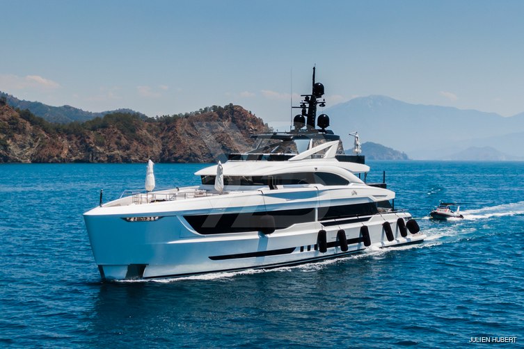 La Vie yacht exterior 2