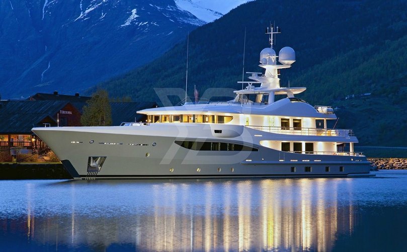 Lind yacht exterior 2