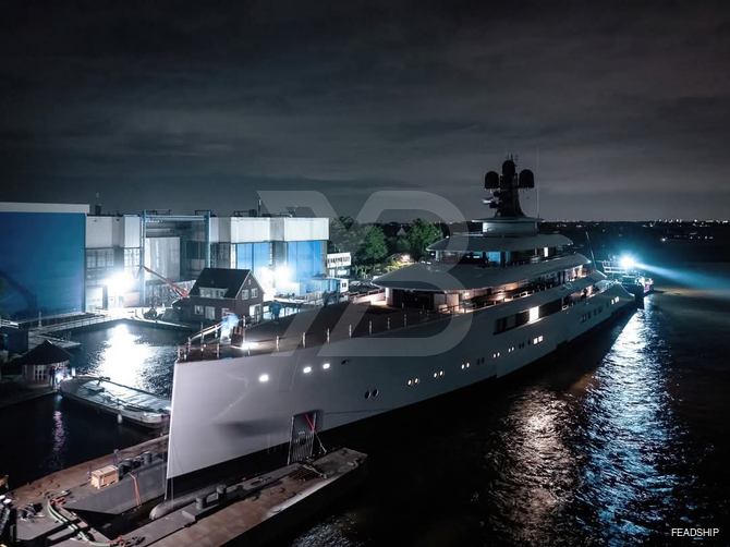 Pi yacht exterior 9