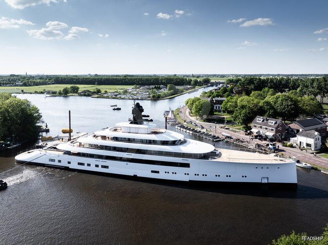 Feadship 824 yacht exterior 4