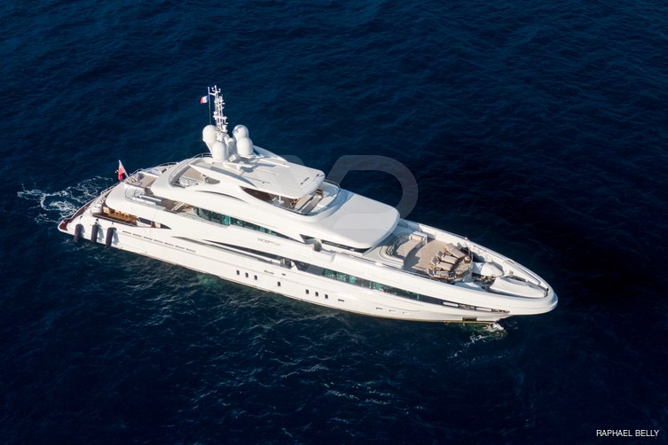 R Juniors yacht exterior 9