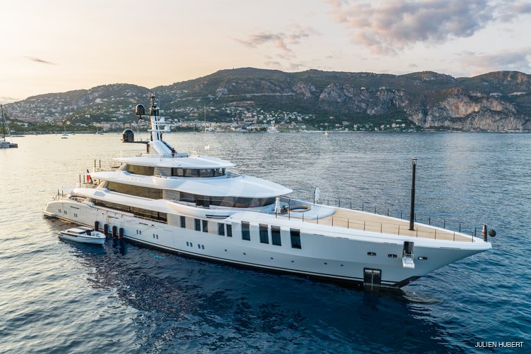 Roe yacht exterior 27