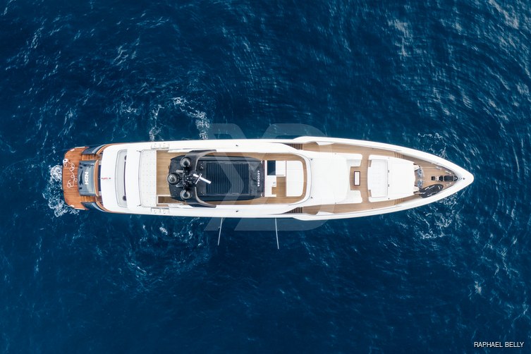 OM yacht exterior 4