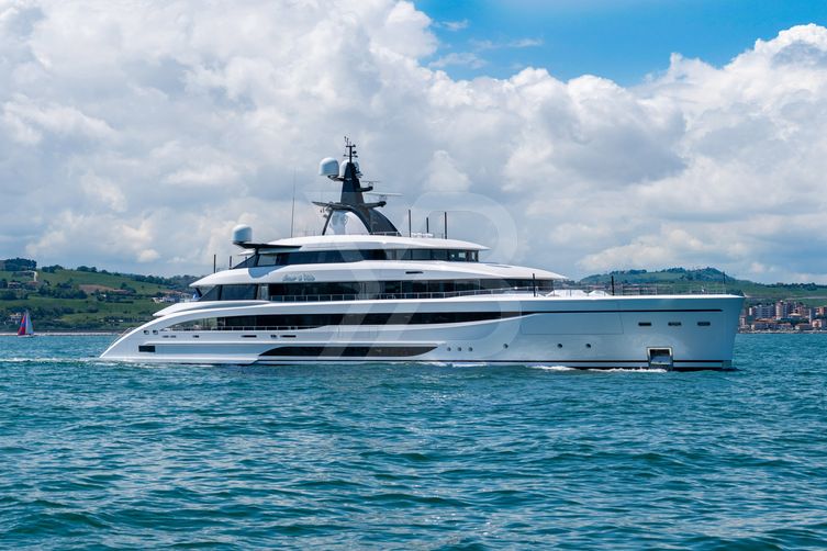 Amor a Vida yacht exterior 4