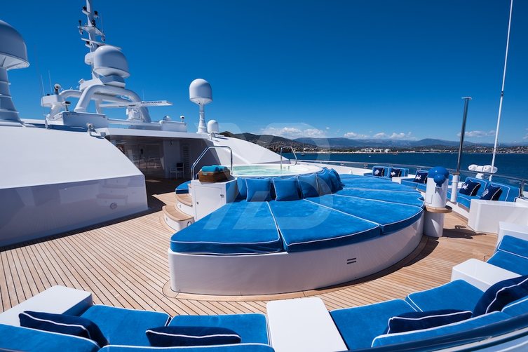 Queen Miri yacht exterior 3