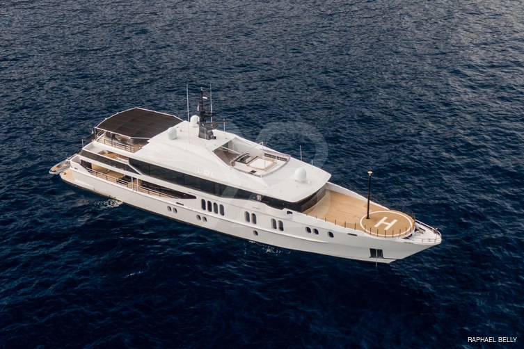 Idol yacht exterior 19